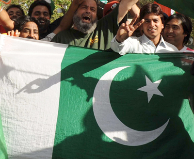 pakistan-flag-people-400