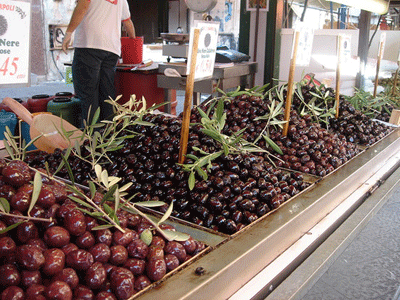 Taiwan-cuts_some_food_400