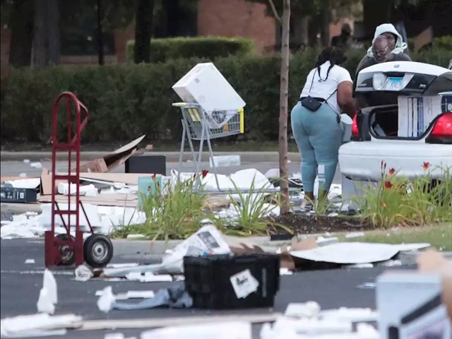 Riots hit downtown Chicago, stores looted - Markets - Business Recorder