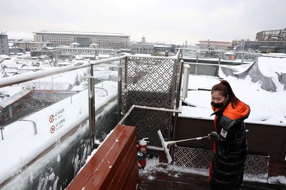 Snowfall shrouds north China in prelude to even colder weather