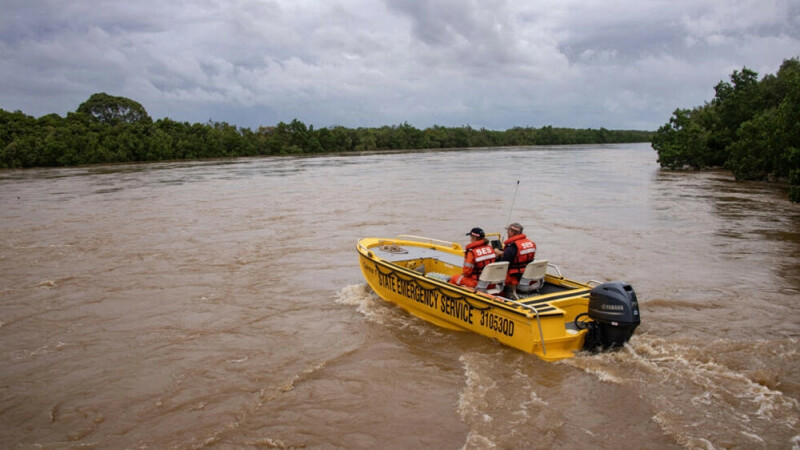 Rescue teams evacuate flood-ravaged Australian town Rescue teams evacuate flood-ravaged Australian town