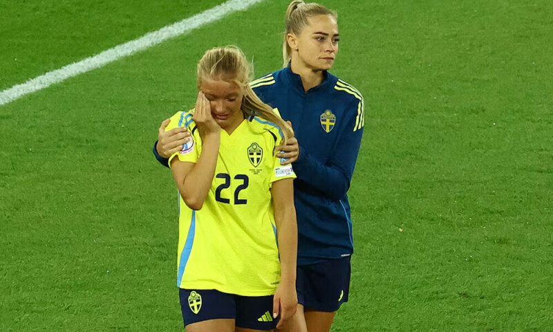 Swedish coach backs 18-year-old Holmberg after decisive shootout miss