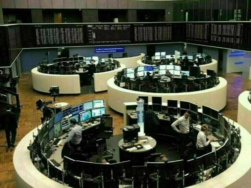 European shares dip as mixed earnings, trade anxiety weigh