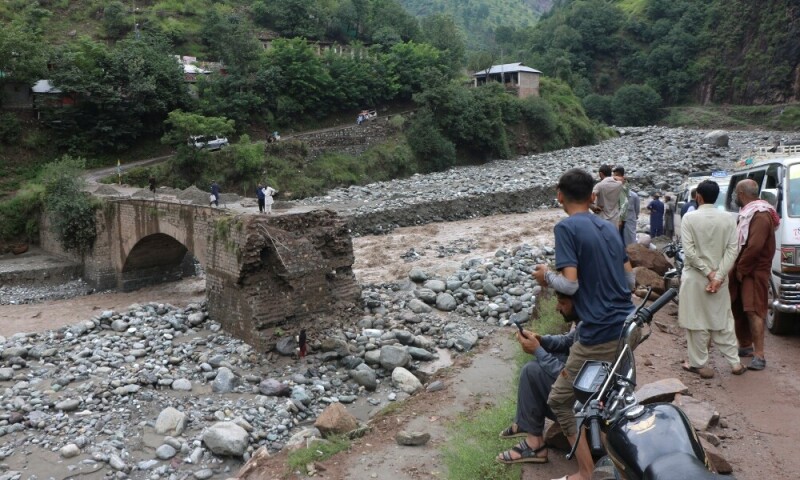 Residents gather at the site of a damaged bridge following a storm that caused heavy rains and flooding on the outskirts of Muzaffarabad, Azad Jammu and Kashmir, on August 15, 2025. Photo: Reuters 