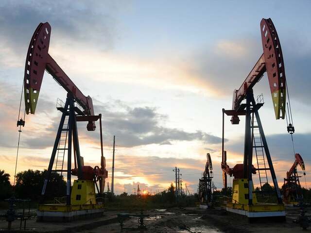 Oil lower as Trump-Putin talks loom