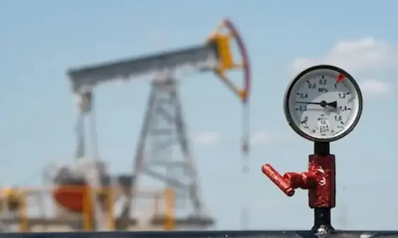 Oil rises as Ukraine war stokes supply worries, market eyes prospects of Fed easing
