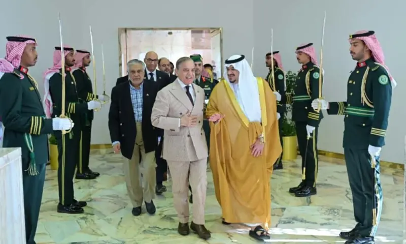  Deputy Governor of Riyadh Muhammad bin Abdulrahman bin Abdulaziz sees Prime Minister Muhammad Shehbaz Sharif off at Riyadh Airport on September 18, 2025. Photo: PMO 