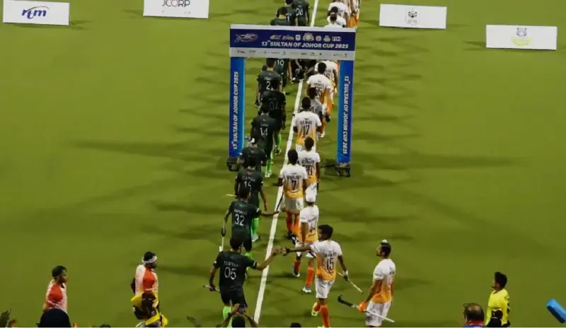 Pakistan, India juniors show sportsmanship spirit at Sultan of Johor Cup