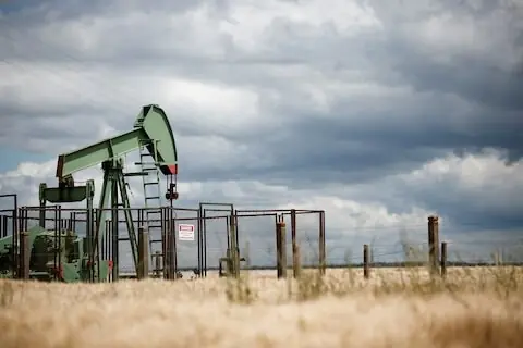 Oil heads for weekly gain on supply fears due to US sanctions on Russian companies