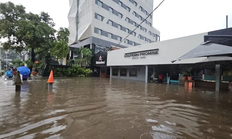 Indonesia floods kill 15