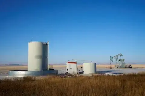 Oil falls as Ukraine signals support for framework of Russia peace deal