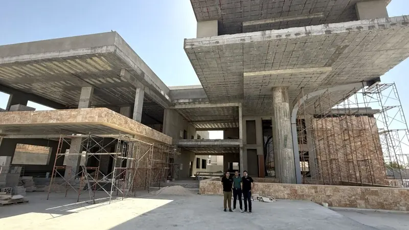  کولابس ٹیم ریاض کے دفتر کے باہر 