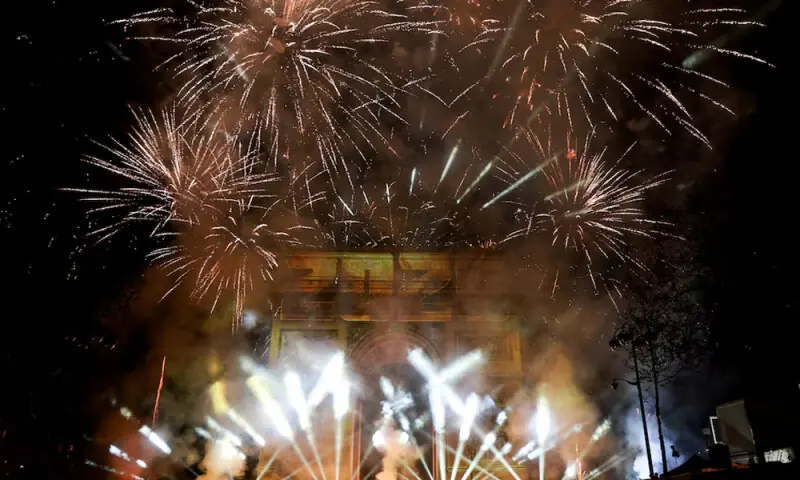 Fireworks explode as “2026” is projected onto the Arc de Triomphe during the New Year’s celebrations on the Champs Elysees avenue in Paris, France. Photo: Reuters
