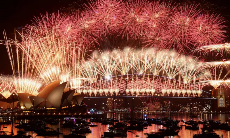 Fireworks explode over Sydney Harbour Bridge to mark the New Year in Sydney, Australia. Photo: Reuters