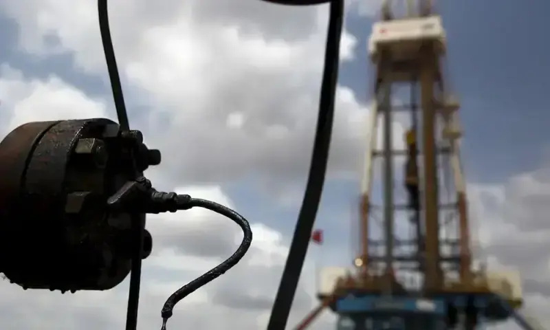 Oil rises as market focuses on Venezuela and US sanctions plans