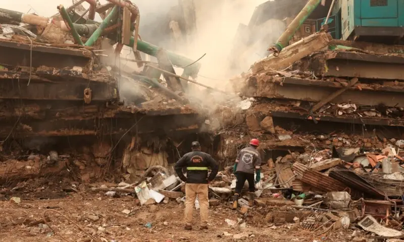Emergency personnel search for survivors, following a massive fire that broke out in the Gul Plaza Shopping Mall in Karachi on January 19, 2026. Photo: Reuters