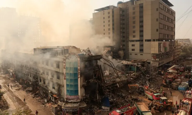 Workers remove debris following a massive fire that broke out in the Gul Plaza Shopping Mall in Karachi on January 19, 2026. Photo: Reuters