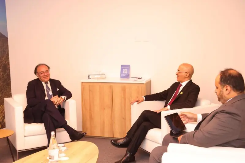 Finance minister discusses investment, economic outlook with Saudi counterpart at WEF