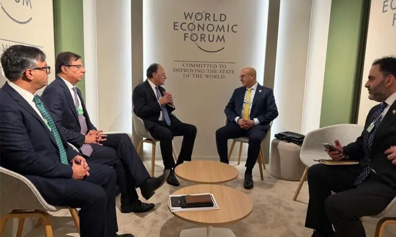 Aurangzeb discusses economic ties with Kuwaiti FM