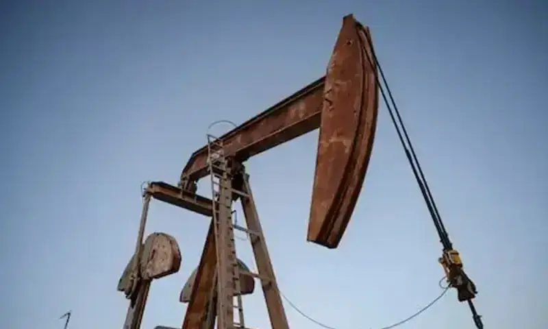 Oil falls despite US winter storm as investors eye Kazakhstan supply resumption