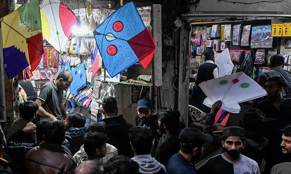 4 فروری 2026 کو لاہور میں بسنت کا تہوار منانے کے لیے شائقین پتنگیں خرید رہے ہیں۔ تصویر: اے ایف پی