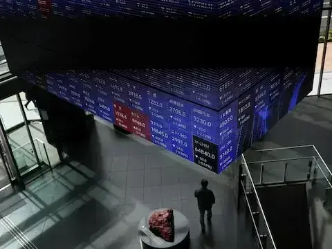 Marchés volatils, pétrole en hausse, rallye fragile s'essouffle