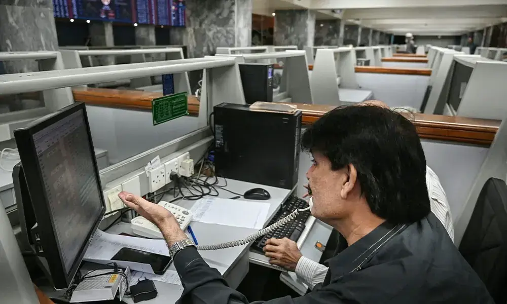 KSE-100 sheds over 6,400 points as geopolitical risks deepen