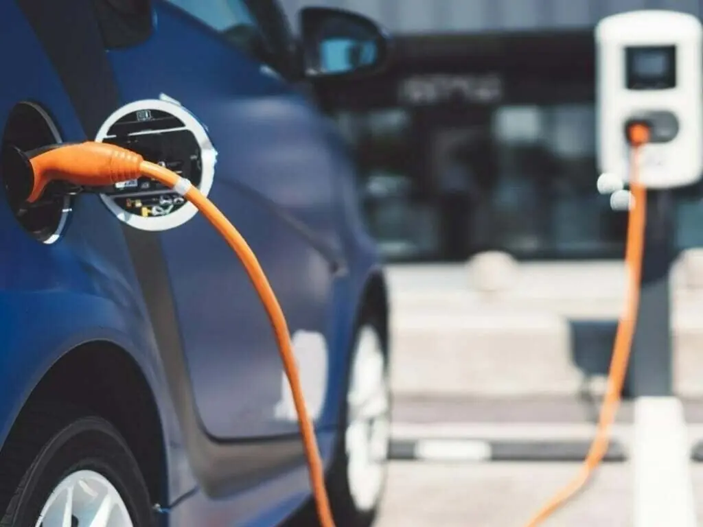 High fuel prices could drive shift to new energy vehicles, experts say