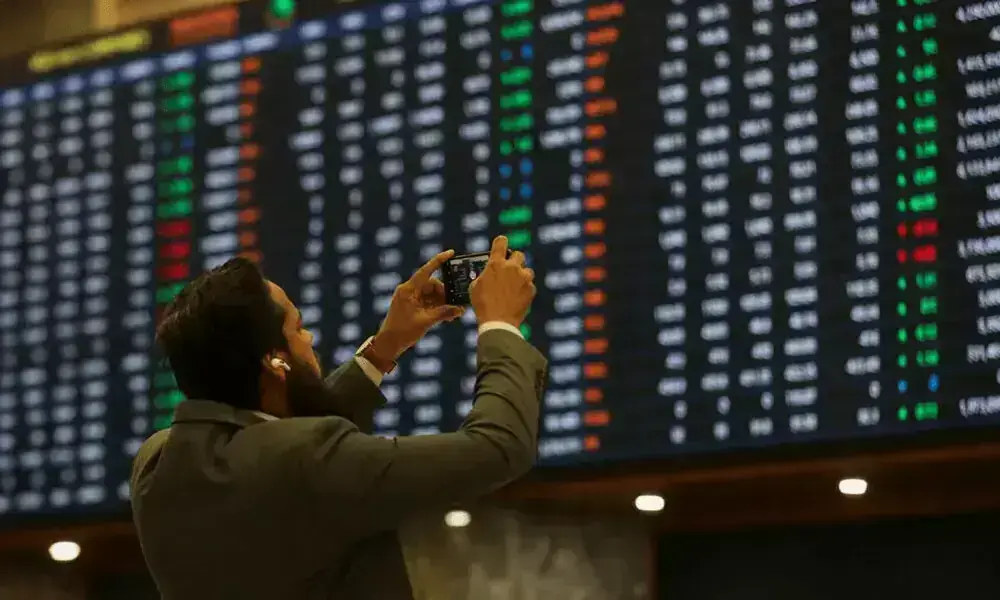 Selling pressure at bourse, KSE-100 down over 2,600 points