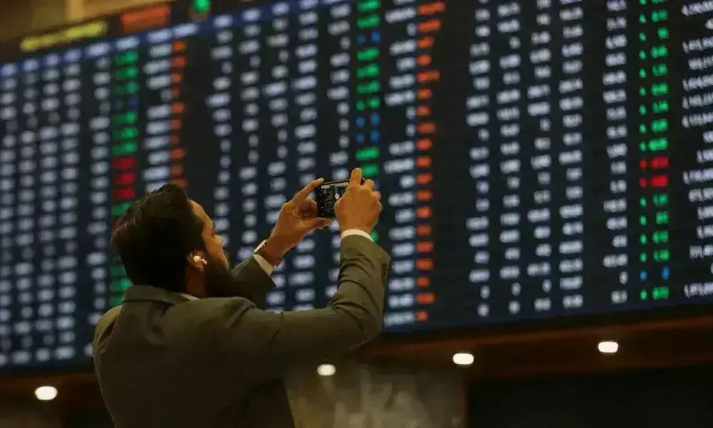 Selling pressure returns to bourse, PSX sheds over 1,000 points