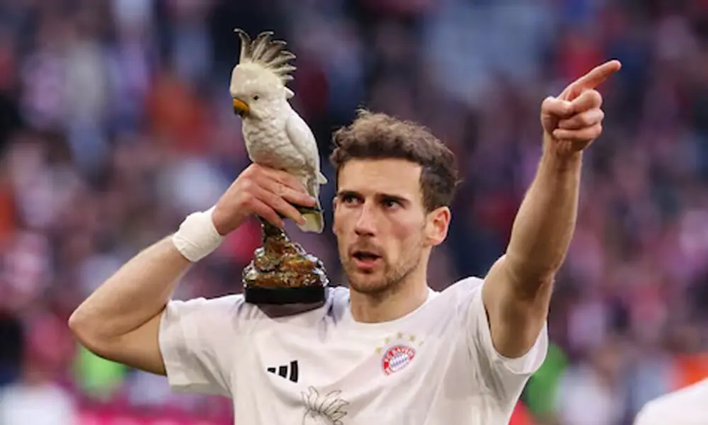 Porcelain cockatoo steals show at Bayern’s title celebrations