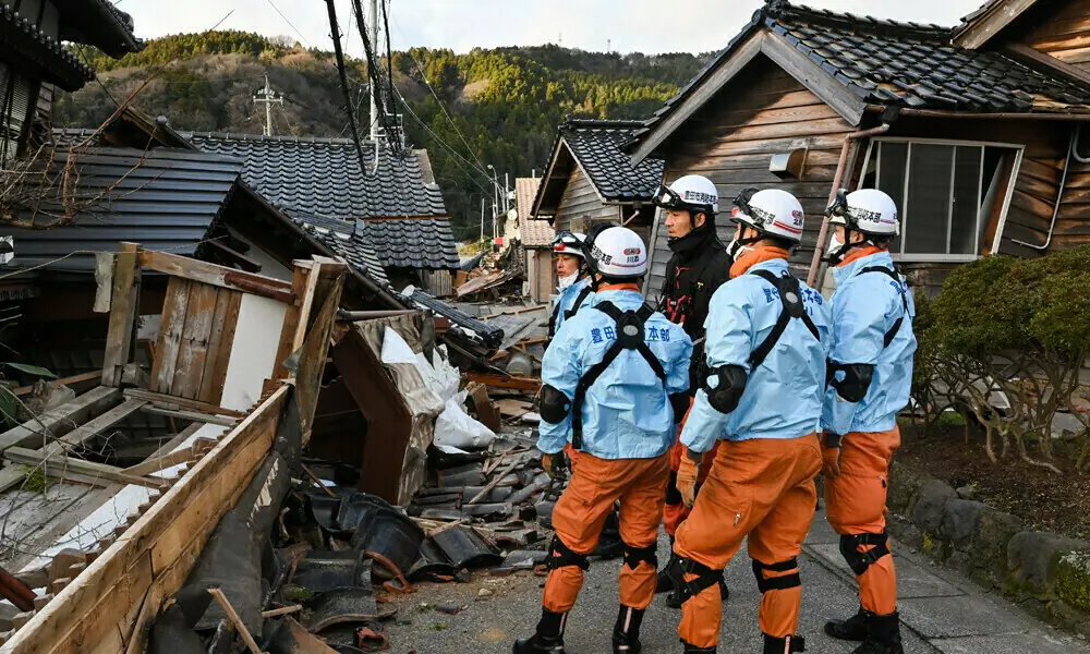 Japan issues warning after 7.7-magnitude quake hits north