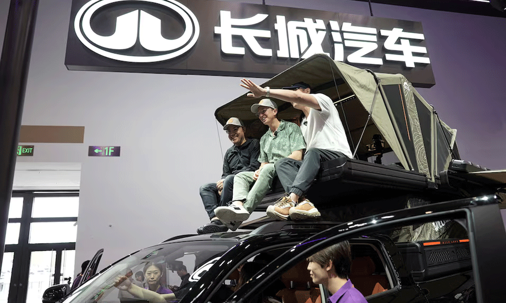 American YouTuber guides foreigners around Chinese cars US buyers can't get