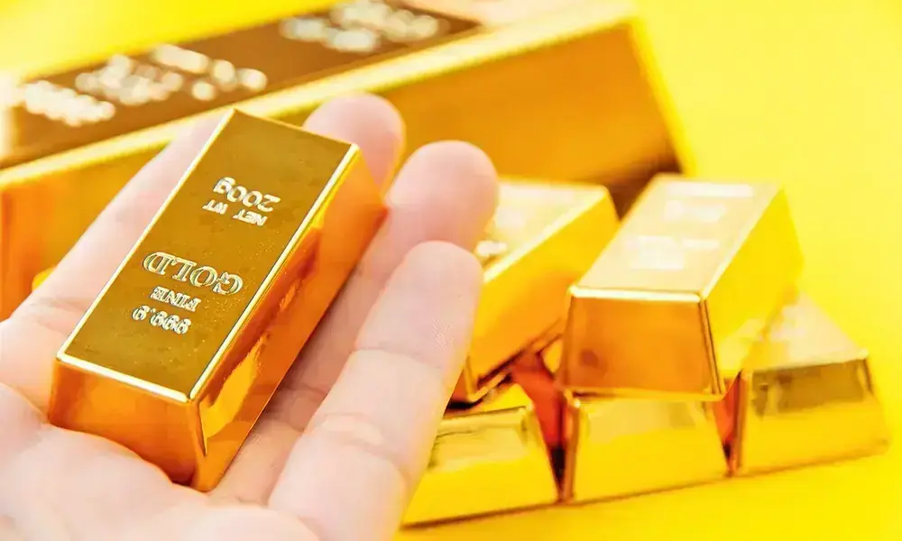 Gold price drops by Rs2,700 per tola in Pakistan