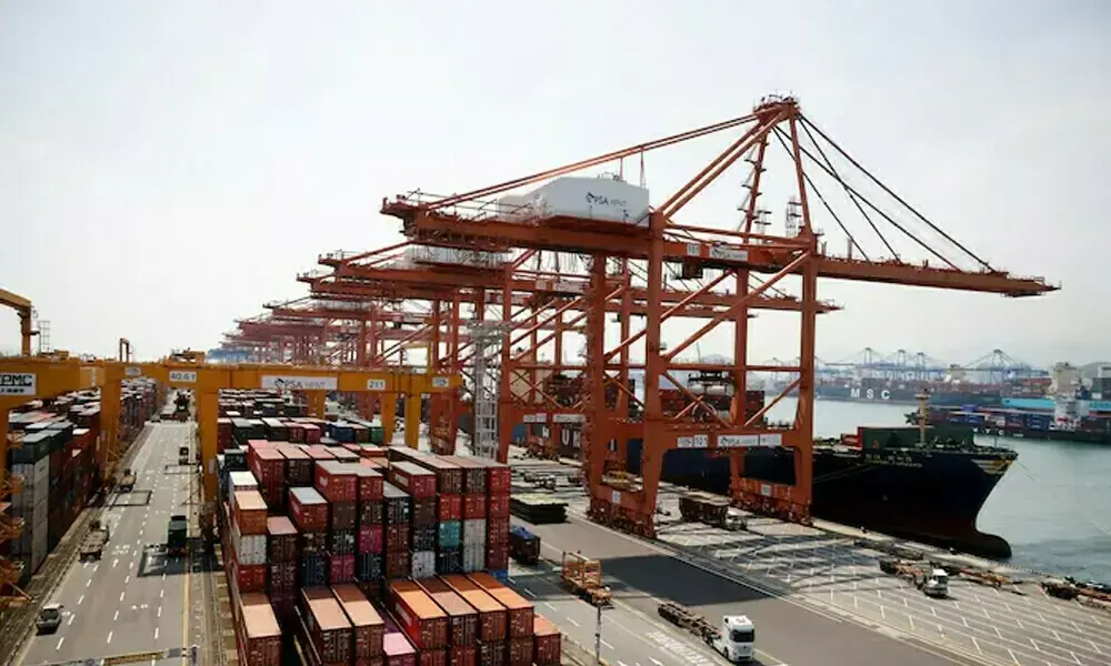 China April exports rebound strongly after sluggish March, trade surplus widens