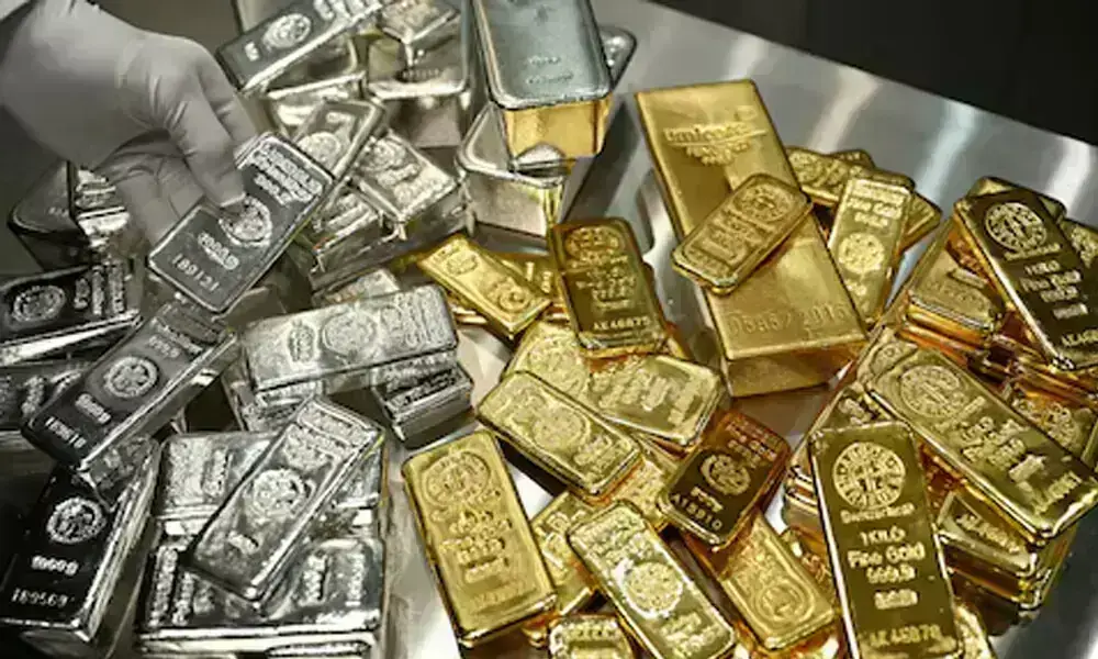 Gold price drops by Rs5,300 per tola in Pakistan