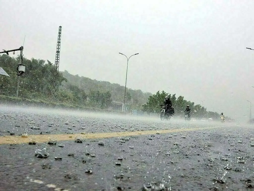 Heavy rain, hailstorm brings relief to Lahorites
