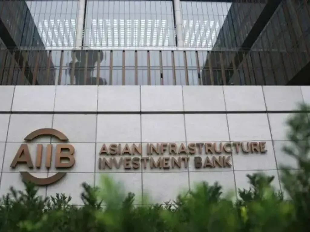 Govt, AIIB discuss key motorway projects in Pakistan