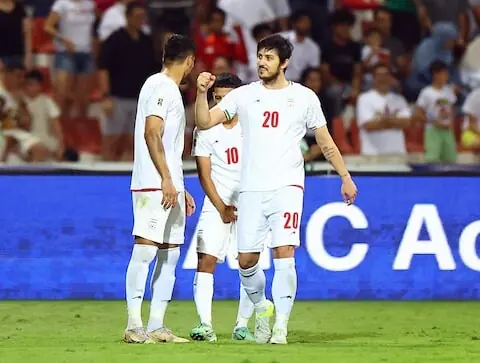 Dropped Azmoun asserts his love of Iran, backs World Cup squad