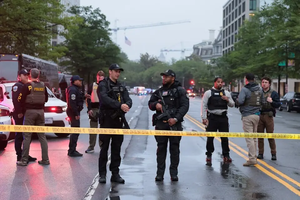 Suspect dies after trading gunfire with officers near White House, Secret Service says