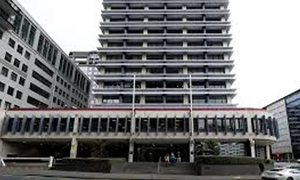 New Zealand central bank holds rates steady in tight vote, warns hikes to come sooner