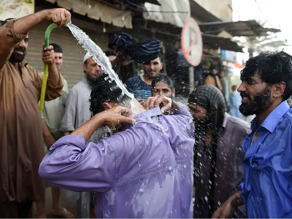 Scorching heatwave hits Karachi