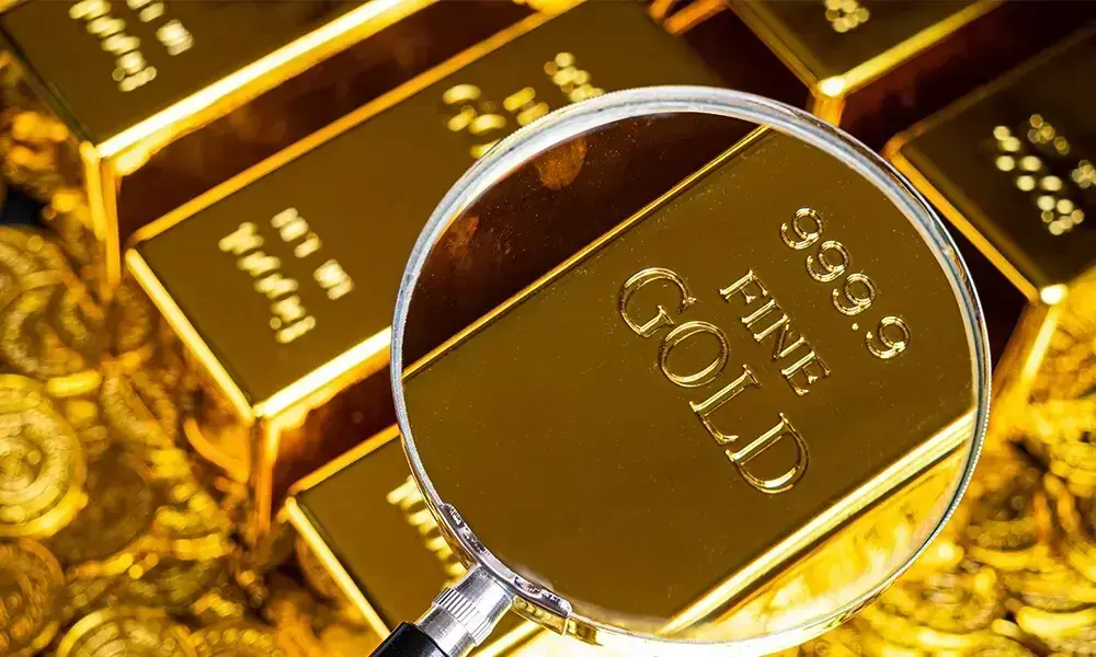 Gold price drops by Rs5,600 per tola in Pakistan