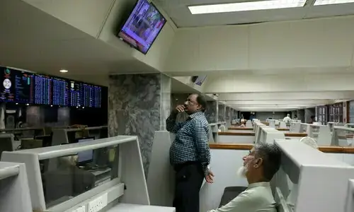 Selling at bourse, KSE-100 down nearly 1,200 points