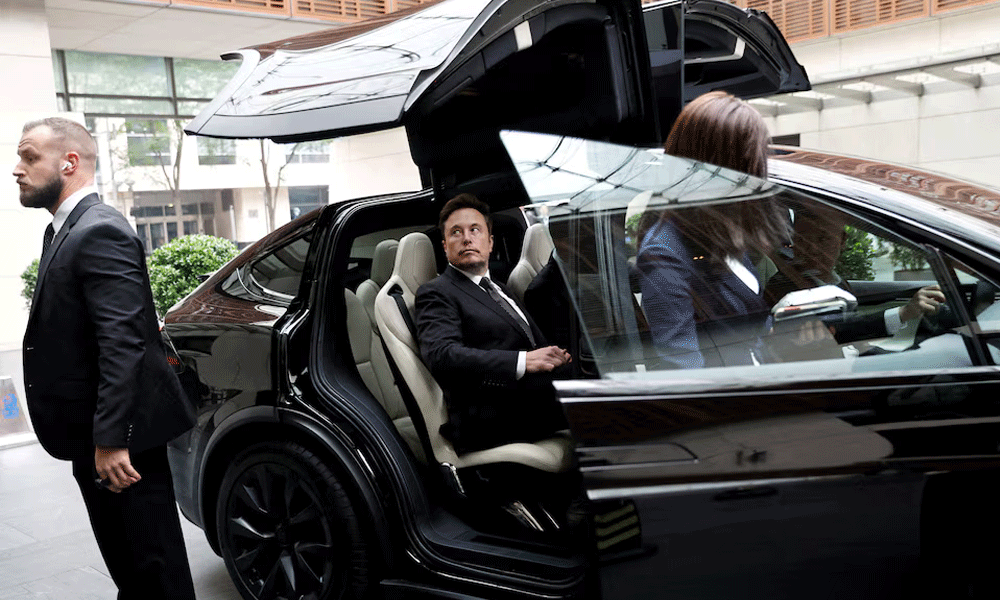 Elon Musk Retains 48% SpaceX Stake Valued Over $900B