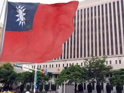 Thai central bank keeps key rate at record low on signs of gradual recovery