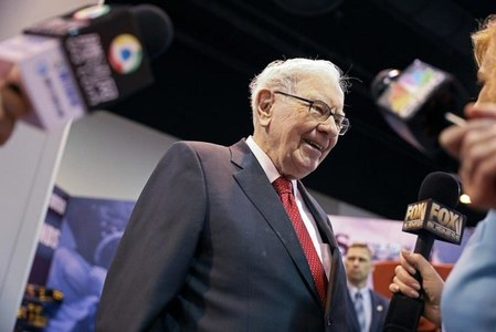 Berkshire slashes Wells Fargo, JPMorgan stakes; adds Barrick Gold
