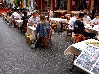 UK dines out on govt-backed restaurant scheme