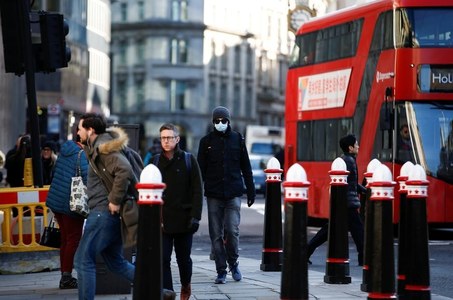 UK economy extends recovery from COVID crash, growth seen fading