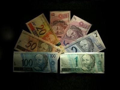 Latam FX slip against strong dollar; central bank minutes weigh on Brazil's real Latam FX slip against strong dollar; central bank minutes weigh on Brazil's real